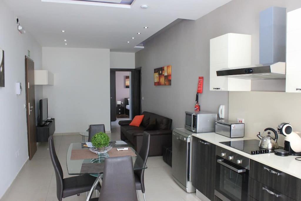 Sunny 2 Bedroom, 2 Bathrooms, Seaside Apt. Sliema Kültér fotó