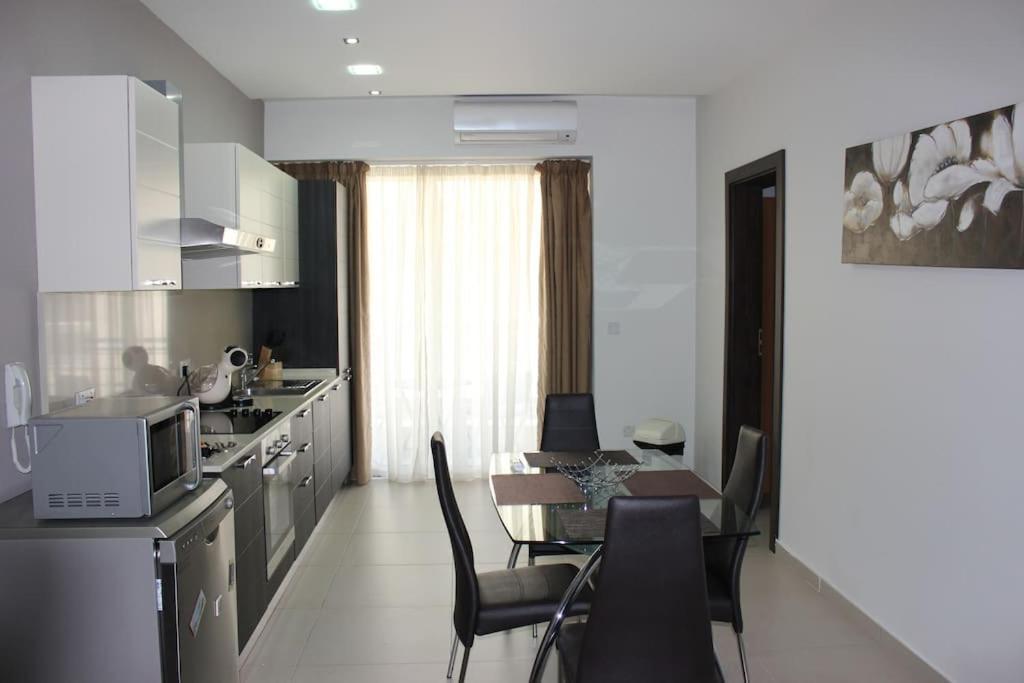 Sunny 2 Bedroom, 2 Bathrooms, Seaside Apt. Sliema Kültér fotó