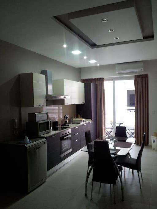 Sunny 2 Bedroom, 2 Bathrooms, Seaside Apt. Sliema Kültér fotó