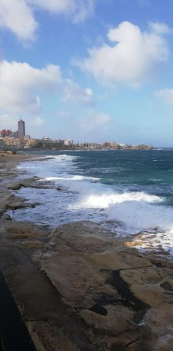 Sunny 2 Bedroom, 2 Bathrooms, Seaside Apt. Sliema Kültér fotó
