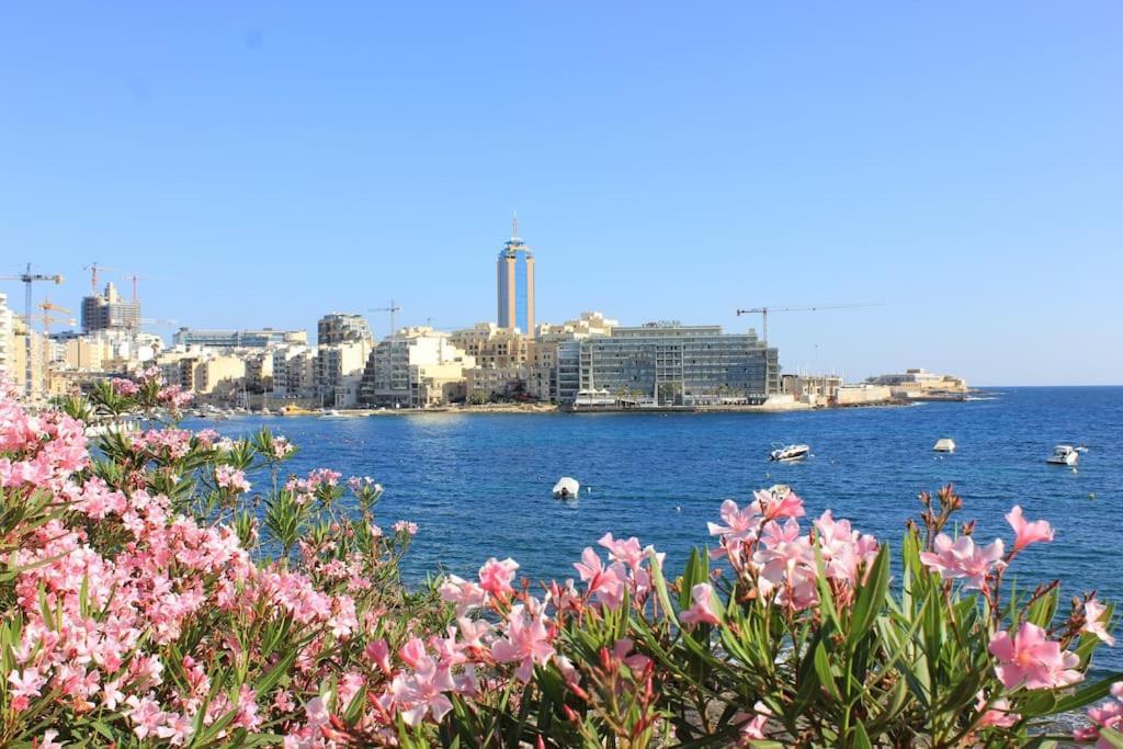 Sunny 2 Bedroom, 2 Bathrooms, Seaside Apt. Sliema Kültér fotó