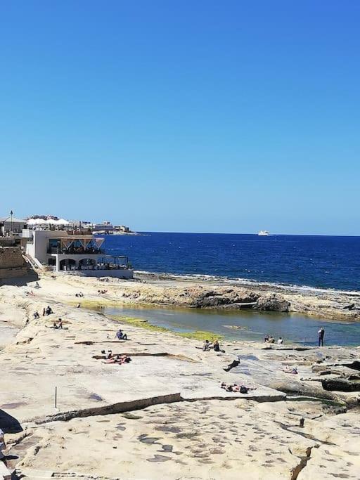 Sunny 2 Bedroom, 2 Bathrooms, Seaside Apt. Sliema Kültér fotó