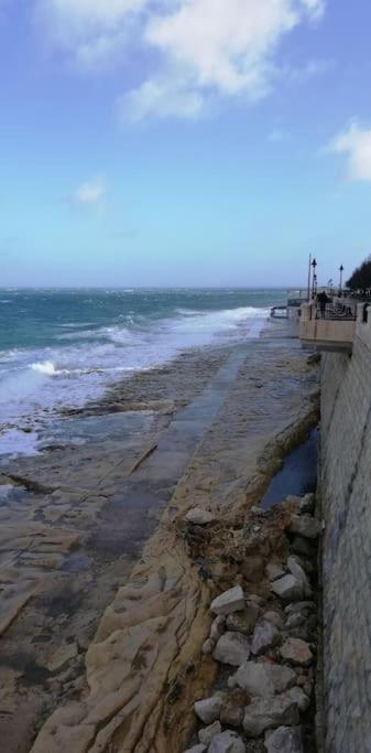 Sunny 2 Bedroom, 2 Bathrooms, Seaside Apt. Sliema Kültér fotó